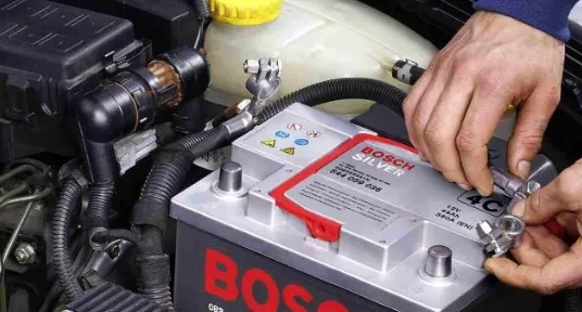 mechanic changing car battery